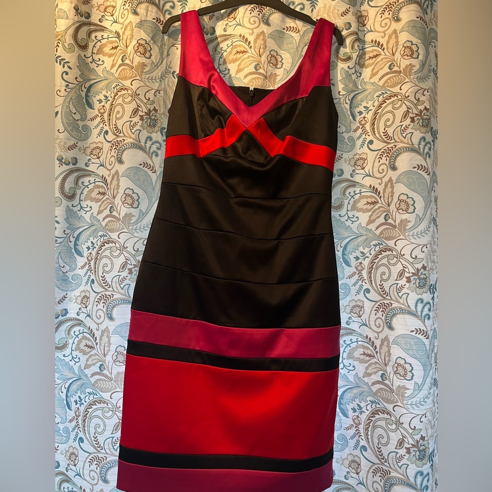 ❤️Very pretty dress with beautiful details.❤️SUZYSHIER Size:6
